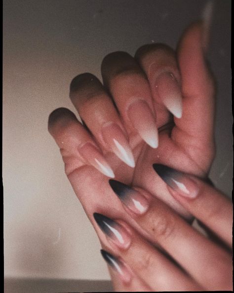 Babyboomer en blanco y negro 🤍🖤 Baby Boomers Nails, Goth Baby, Alt Outfits, Black And White Baby, Baby Boom, Baby Boomer, Chic Nails, Nails Inspo, Black Nails