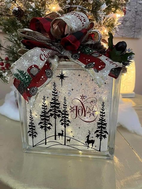 Lighted Glass Blocks Diy, Homade Christmas Gifts, Christmas Glass Blocks, Christmas Wreath Designs, Cricut Patterns, Christmas Party Crafts, Glass Block Crafts, Christmas Crafts Diy Projects, Lighted Glass Blocks