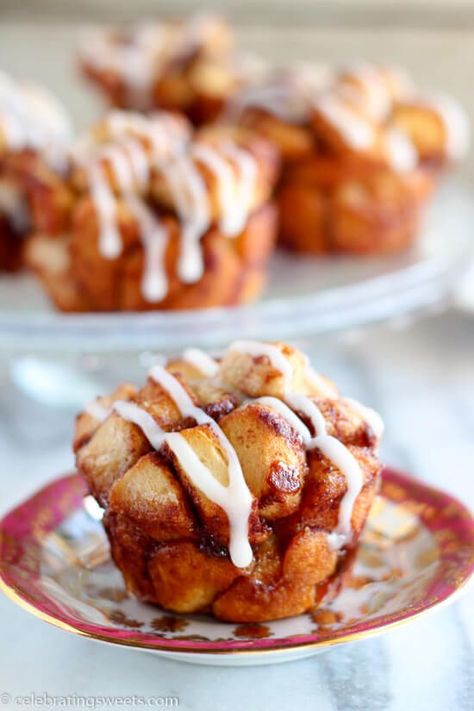 Cinnamon Roll Monkey Bread Muffins Recipe ~ Use cinnamon rolls for this easy and tasty twist on monkey bread. Sweet, soft, filled with cinnamon, and topped with cream cheese icing! Mini Monkey Bread, Bread Muffins Recipe, Muffin Recipes Cinnamon, Easy Breakfast Treats, Monkey Bread Muffins, Easy Christmas Breakfast, Easy Monkey Bread, Cinnamon Roll Monkey Bread, Bread Sweet