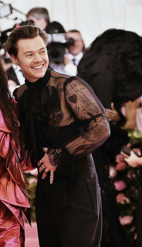 Harry Styles Feminine, Harry Styles Met Gala 2019, Harry Styles Red Carpet, Harry Styles Met Gala, Met Gala Outfits, Music Competition, British Music, Treat People With Kindness, Harry Edward Styles