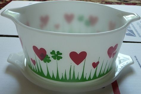 rare 1959 'Lucky in Love' Pyrex Casserole Dish with Lid - 473 One Quart, via Flickr. Vintage Pyrex Collection, Pyrex Display, Fire King Dishes, Pyrex Vintage Rare, Rare Pyrex, Pink Pyrex, Vintage Kitchen Accessories, Pyrex Patterns, Grass Garden