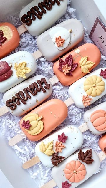 Thanksgiving Cake Popsicles, Friendsgiving Cake Pops, Pumpkin Theme Treats, Cakesicle Display Ideas, Treat Box Ideas Sweets, Fall Cakecicles Ideas, Thanksgiving Dessert Box Ideas, Fall Inspired Cake Pops, Fall Cakecicles