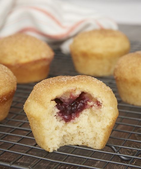 Jam-Filled Doughnut Muffins - Bake or Break Doughnut Muffins, Donut Muffins, Sweet Breakfast Treats, Filled Muffins, Muffin Tin Recipes, Homemade Muffins, Baking Muffins, Chocolate Chip Muffins, Savory Breakfast