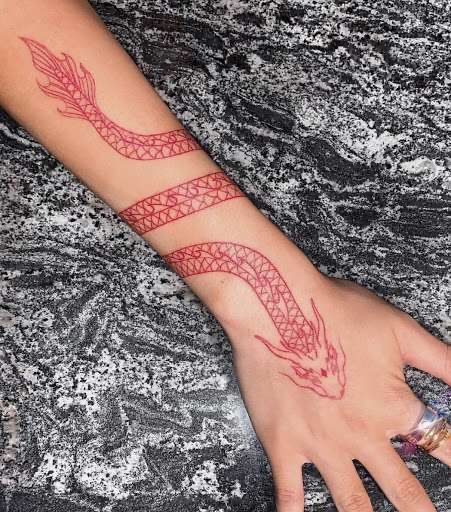 Sleeve Tattoo Women, Dragon Tattoo Arm, Red Dragon Tattoo, Dragons Tattoo, Dragon Sleeve, Tattoo Dragon, Drag Make-up, Dragon Sleeve Tattoos, Dragon Tattoo For Women