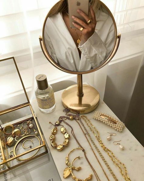 Beauty Table, Friend Jewelry, What Should I Wear, Gold Aesthetic, Classy Aesthetic, Beige Aesthetic, Jewelry Photography, A Mirror, Diy Schmuck