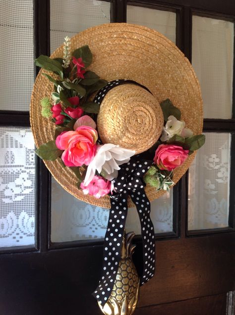 I decorated this straw hat for my front door with flowers and ribbon bought at AC Moore. Straw Hat Crafts, Front Door Wreaths Diy, Umbrella Wreath, Diy Frühling, Living Wreath, Diy Spring Wreath, Door Wreaths Diy, Spring Hats, Hat Decoration