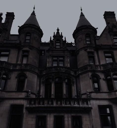 Mansion Aesthetic, Dark Castle, Castle Aesthetic, Dream Mansion, Dark Academia Aesthetic, Fantasy Aesthetic, Gothic Architecture, Academia Aesthetic, Gothic House