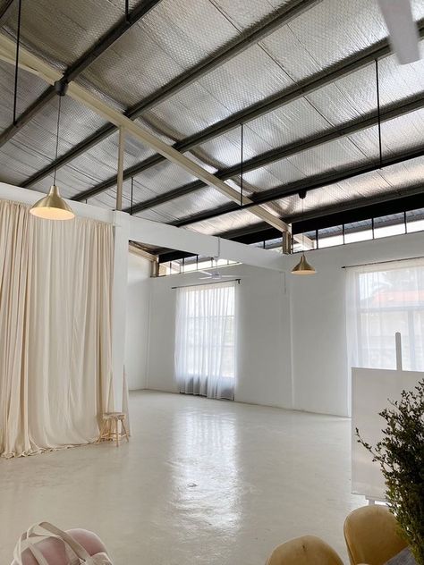 Minimal Studio Design, Warehouse Photography Studio, Soft Brutalism Interior, Studio Space Ideas, Photostudio Interiors, Photo Studio Aesthetic, Photo Studio Interior Design, Modern Photography Studio, Event Space Design