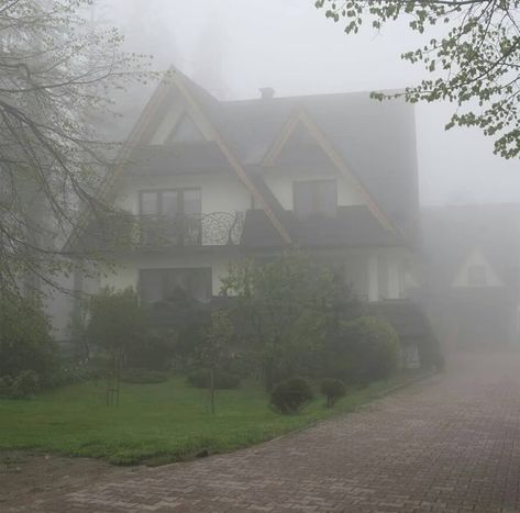 Foggy Weather, Foggy Forest, Dark Cottagecore, Misty Forest, Cloudy Day, Night Aesthetic, Pretty House, Nature Aesthetic, Pretty Places