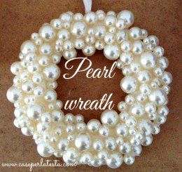 Pearl Wreath, Diy Christmas Ball, Pearl Ornaments, Christmas Decorations Diy, Christmas Ornament Wreath, White Wreath, Pearls Diy, Xmas Wreaths, Wreath Crafts