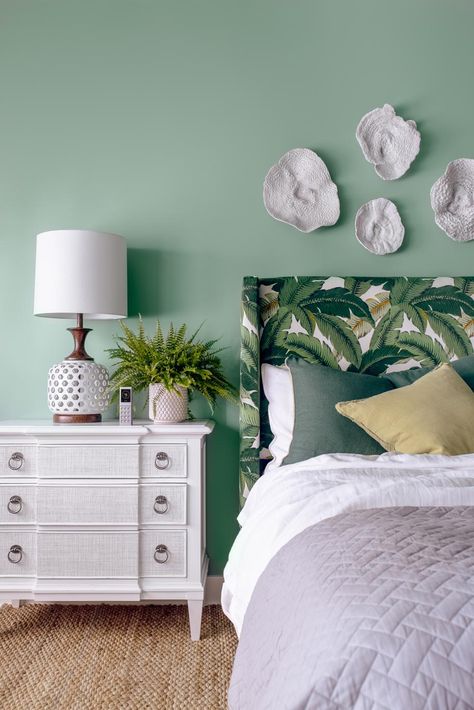 Southwest Style Bedroom, Tropical Theme Bedroom, Puerto Rico House, Bedroom Tropical, Green And White Bedroom, Tropical Bedroom, Bedroom Colour, Tropical Bedrooms, Tropical Boho