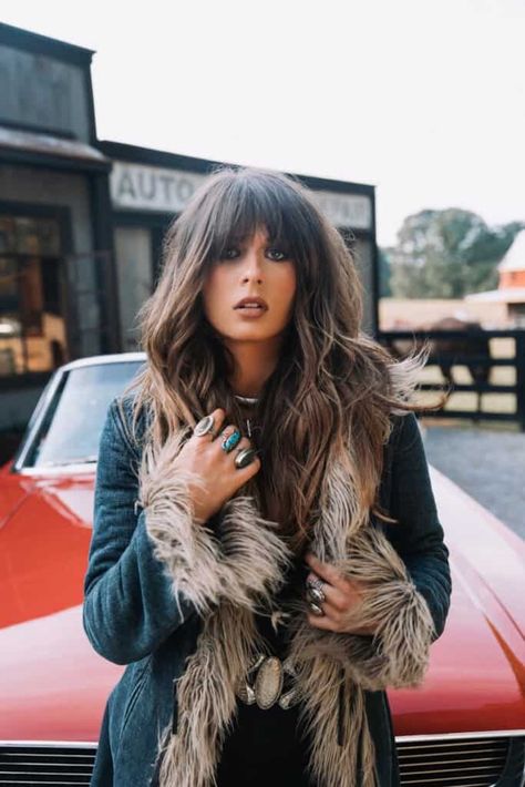 Ella Langley Sparks Hairstyle Trend Across Social Media - Country Now 90s Country Hairstyles, Elle Langley Hair, Elle Langley, Ella Langley Aesthetic, Ella Langley Bangs, Ella Langley Outfits, Ella Langley Hair, Lainey Wilson Hair, Braids Long Hairstyles