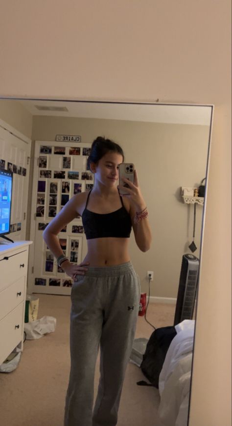 fitness girl that girl workout outfit ideas sports athlete Cute Gym Outfits Sweatpants, Sports Bra Sweatpants Outfit, Bra And Sweatpants Outfit, Sports Bra Outfit Aesthetic, Sweatpants Workout Outfit, Sweatpants And Sports Bra Outfit, Gym Sweatpants Outfit, Sports Bra And Sweatpants, Sweatpants Gym Outfit