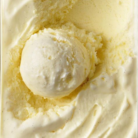 Homemade Ice Cream With Eggs, Vanilla Ice Cream Homemade, Custard Ice Cream, Vanilla Ice Cream Recipe, Making Homemade Ice Cream, Ice Cream Maker Recipes, Ice Cream Freezer, Premium Ice Cream, Homemade Vanilla Ice Cream