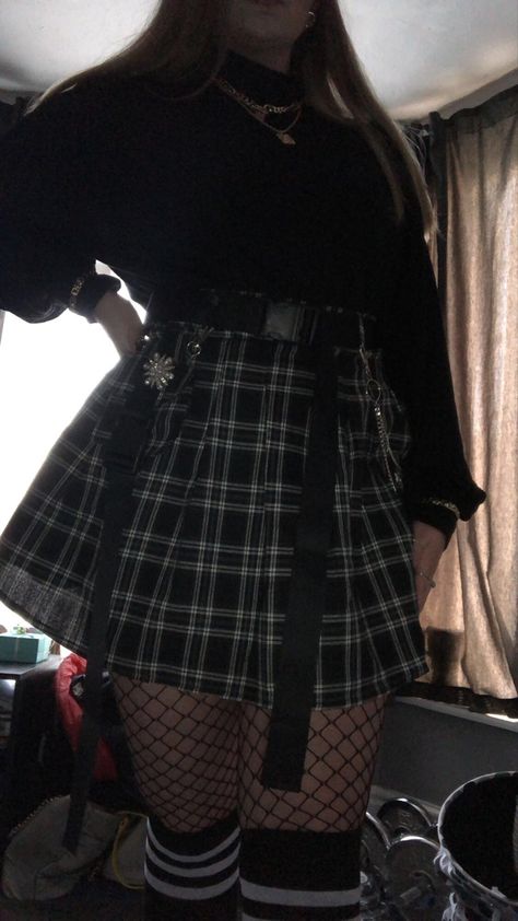 Mini Pleated Skirt Outfit, Grunge Kawaii Aesthetic, Checked Skirt Outfit, Goth Baddie, Skirt Outfits Aesthetic, Witchy Outfits, Egirl Makeup, Goth Outfit Ideas, Pleated Skirt Outfit