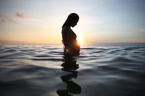 Hawaiian Maternity Shoot, Photography In Water, Pregnancy Photoshoot Beach, Maternity Shoot Beach, Beach Maternity Pictures, Photo Bb, Maternity Photography Beach, Beach Silhouette, Summer Family Pictures