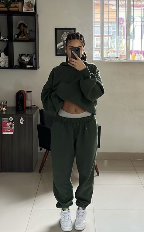 Comfy Sporty Outfits Winter, Green Athleisure Outfit, Athleisure Outfits Aesthetic, Sweat Set Aesthetic, Grey Sweatshorts Outfit, Sporty Outfits Winter, Green Sweatpants Outfit, Comfy Sporty Outfits, Sweat Set Outfits