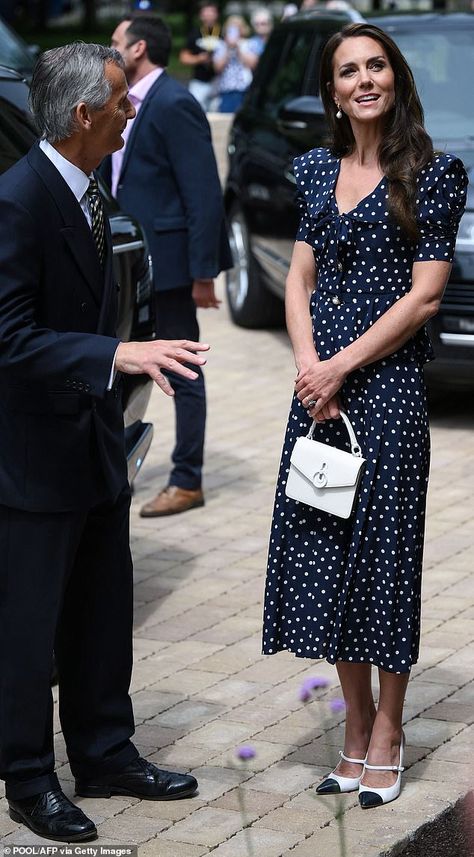 Style Kate Middleton, Düşes Kate, Dots Outfit, Navy Polka Dot Dress, Duchesse Catherine, Kate Middleton Dress, Polka Dots Outfit, Style Royal, Estilo Real