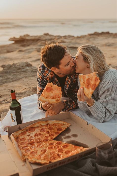 pizza and wine romantic cute fun beach date night idea in san diego california Beach Engagement Photos Pizza, Beach Date Photoshoot, Beach Pizza Picnic, Beach Picnic Photos, Couple Beach Picnic, Cheese Pizza Aesthetic, Couples Beach Picnic, Beach Picnic Engagement Photos, Picnic Prewedding