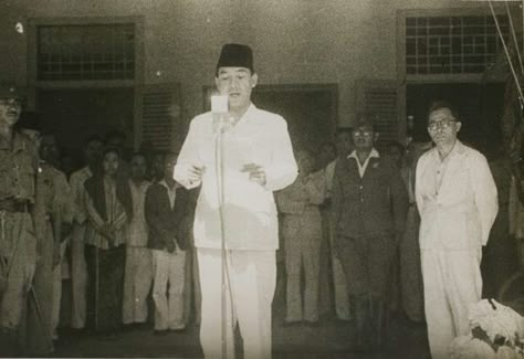 Proklamasi Kemerdekaan RI oleh Bung Karno, di Pegangsaan Timur Jakarta, 17 Augustus 1945. Indonesian Independence, Bung Karno, Best Nature Wallpapers, 17 Agustus, Youth Leader, Kpop Drawings, History Pictures, Nagasaki, Declaration Of Independence