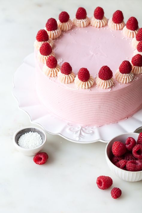 Birthday Cake With Raspberries, Strawberry And Raspberry Cake, Cake Decorated With Raspberries, Raspberry Decorated Cake, Raspberry Cake Decoration, Cheesecake Buttercream, Cake With Jam, Raspberry Layer Cake, Decorated Desserts