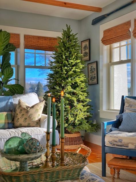 Winter Patio, Vegetarian Thanksgiving Menu, Christmas Booth, Coastal Cottage Decorating, Vegetarian Thanksgiving, Christmas Vignettes, Christmas Blue, Cottage Christmas, Christmas Interiors