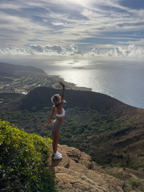 Oahu Hawaii hike views fun activities Hawaii Hikes Oahu, Beach Hike Aesthetic, Cute Hiking Photos, Peaceful Summer Aesthetic, Hawaii Inspo Pics, Hawaii Life Aesthetic, Hawaii Poses, Hike Photos, Hawaii Picture Ideas