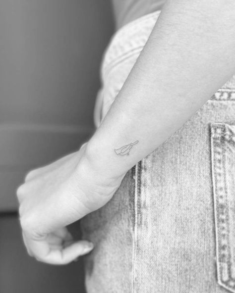 Small Cardinal Tattoos For Women, Minimalist Cardinal Tattoo, Dainty Cardinal Tattoo, Cardnial Tattoo, Bird Outline Tattoo, Red Cardinal Tattoos, Small Cardinal Tattoo, Line Animals, Heather Rae