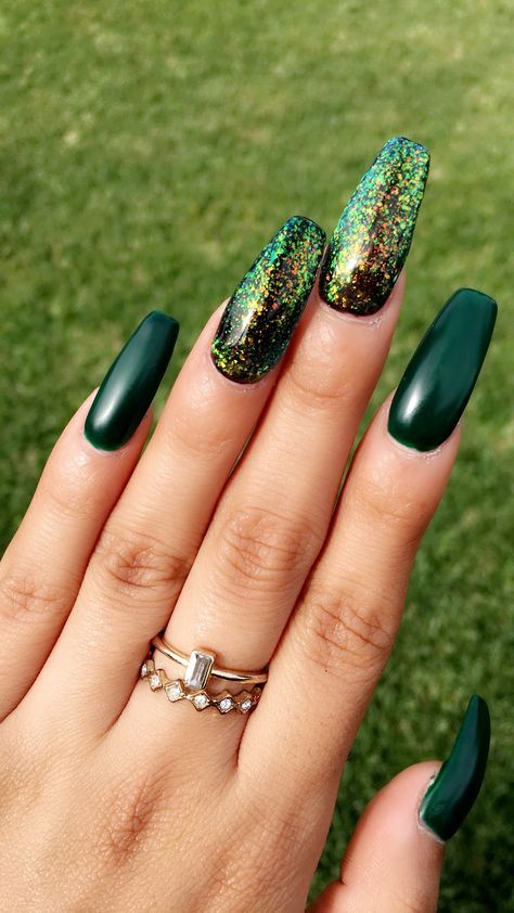 20 Trending Winter Nail Colors & Design Ideas for 2019 - TheTrendSpotter Nail Art Vert, Emerald Green Nail Polish, Matte Green Nails, Acrylic Nails Natural, Emerald Nails, Nails Dark, Green Acrylic Nails, Dark Green Nails, Green Nail Art