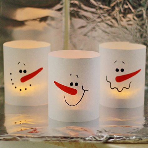 3 Minute Paper Snowman Luminaries by @Amanda Snelson Snelson Snelson Formaro Crafts by Amanda Paper Snowman, Diy Schneemann, Jul Diy, Snowman Crafts Diy, Diy Snowman, Family Crafts, Easy Christmas Crafts, Snowman Crafts, Noel Christmas