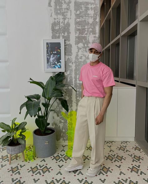 Pink Tshirt Outfit Men, Pink Tee Outfit, Pink Outfit Men, Singapore Ootd, Pink Tshirt Outfit, Blue Jeans Outfit Men, Pink Outfits Aesthetic, Street Style Minimalist, Jeans Outfit Men