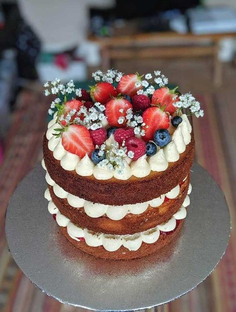 Beautiful Victoria sponge cake with fresh fruit and flowers - Sponge Cake Decoration, Vegan Birthday, Fresh Fruit Cake, Vegan Birthday Cake, Mini Torte, Victoria Sponge Cake, Victoria Sponge, Cake Delivery, Mini Cake