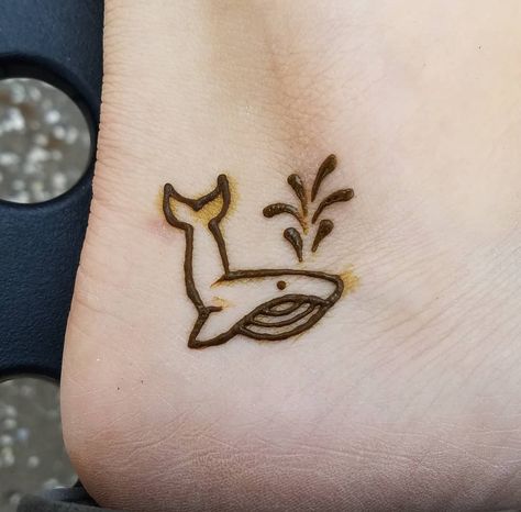 Hena Tato Desain Cute, Foot Henna Simple, Henna Design On Ankle, Funny Henna Tattoos, Shark Henna Designs, Simple Henna Designs For Beginners Hand, Henna Wrist Designs, Feet Henna Designs Simple, Easy Henna Tattoo Designs Simple