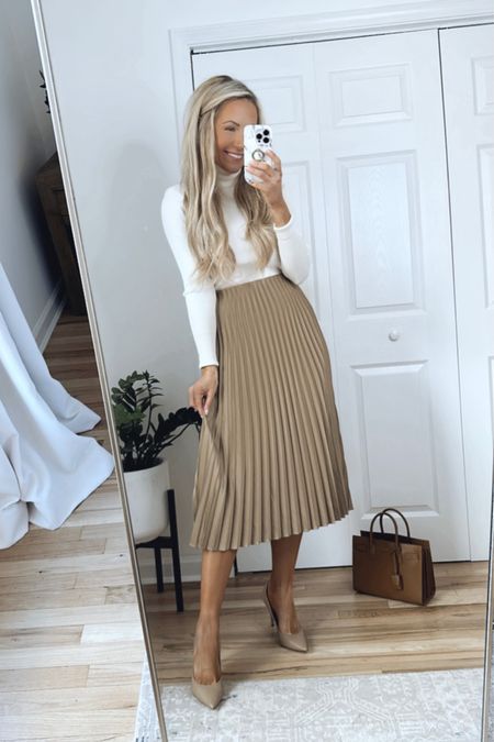 Church Outfit Winter, Sweater Skirt Outfit, Rok Outfit, Meeting Outfit, Mini Skirt Fashion, Sophisticated Outfits, Elegante Casual, Stylish Work Outfits, Professional Attire