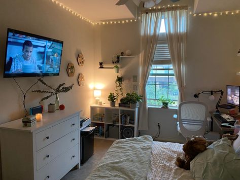 stranger things room Tv Over Desk In Bedroom, Room With Tv Aesthetic, Bedroom Inspo With Tv, Tv Ideas For Bedroom, Dresser Under Window, Stranger Things Bedroom, Bedroom Ideas With Tv, Bedroom Tv Ideas, Stranger Things Room