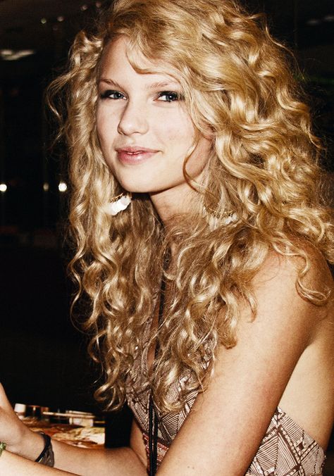 cute curls Debut Hairstyles, Taylor Swift Curls, Taylor Swift Curly Hair, Young Taylor Swift, Miss Americana, Estilo Taylor Swift, Taylor Swift Fearless, Taylor Swift Hair, Taylor Swift Concert