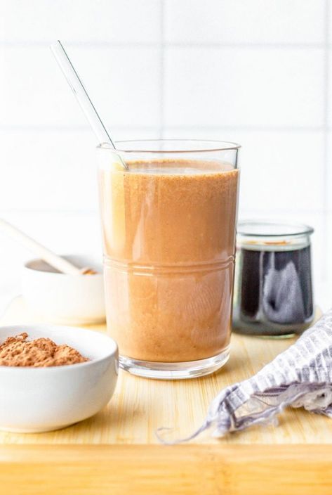 This simple recipe for a chocolate coffee smoothie will get rid of any morning blues. If you’re a java fan, this smoothie is for you! Peanut Smoothie, Cacao Plant, Vegan Breakfast Recipes Healthy, Maca Smoothie, Vegan Breakfast Recipes Easy, Chocolate Protein Smoothie, Coconut Water Smoothie, Coffee Smoothie Recipes, Smoothie Recipes With Yogurt