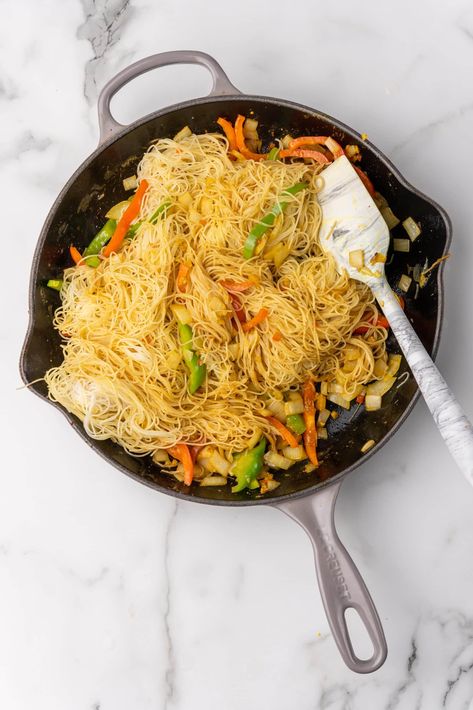 singapore rice noodle mixture in a large skillet Rice Vermicelli Noodles Recipes, Singapore Noodles Chicken, Singapore Style Noodles, Vercimilli Rice Noodles Recipes, Maifun Rice Noodle Recipes, Singapore Rice Noodles, Singapore Noodles, Curry Rice, Sauteed Veggies