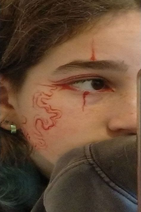 Makeup Inspo Natural Eyeliner, Cosplay Ideas Aesthetic, Demon Slayer Eyeliner, Showering Reference, Unique Face Painting Ideas, Angular Makeup, Before Shower Makeup, Funky Eyeliner Looks, Eyeliner Reference