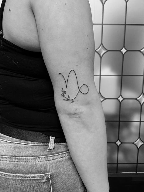 Capricorn Minimalist Tattoo, Zodiac Tattoos Capricorn, Capricorn Sign Tattoo, Ladies Tattoo, Lis Tattoo, Zodiac Sign Tattoo, Stick Tattoo, Small Girly Tattoos, Sign Tattoo