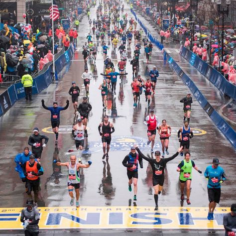 Marathon Pictures, Jogging Aesthetic, Marathon Prep, Marathon Motivation, Vision Board Photos, Runner Girl, Popsugar Fitness, Boston Marathon, Running Inspiration