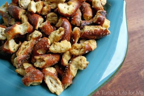 Inside: It takes no time to make this marinated ranch pretzels recipe! You're Getting a Ranch Pretzels Recipe, Hard Pretzels Recipe, Sourdough Pretzel Bites, Pretzel Snack Recipes, Sourdough Pretzel, Sourdough Pretzels, Ranch Pretzels, Salt Block Cooking, Seasoned Pretzels