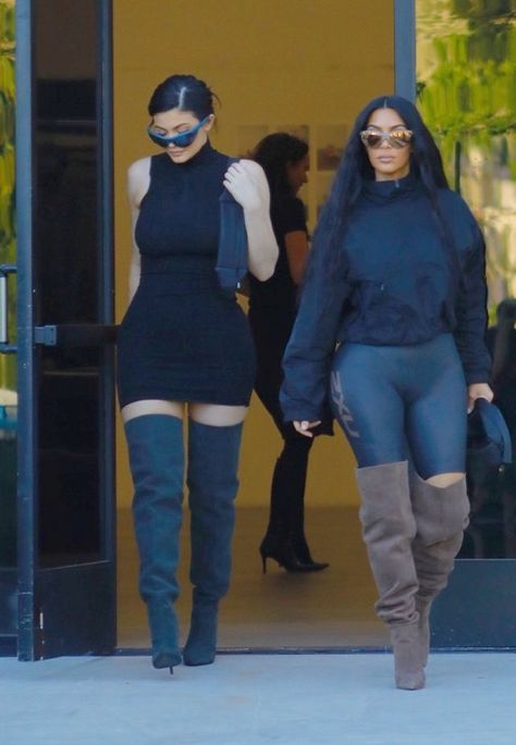 Kardashian Winter Outfits, Outfits Knee High Boots, Bombshell Fashion, Kylie Jenner Street Style, Estilo Kim Kardashian, Kim And Kylie, Kim Kardashian Kylie Jenner, Kardashian Kylie Jenner, Estilo Kardashian