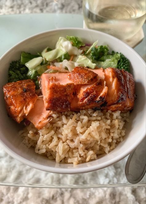 Salmon Bowl Aesthetic, Healthy Food Inspiration, College Meals, Healthy Food Dishes, Easy Healthy Meal Prep, Healthy Lifestyle Food, Healthy Food Motivation, Healthy Foodie, Think Food