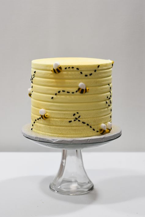 Bee Birthday Cake, Bee Themed Birthday Party, Bee Cakes, Simple Cake Designs, Bee Creative, Simple Birthday Cake, Cake Decorating Designs, Pretty Birthday Cakes, Yellow Cake