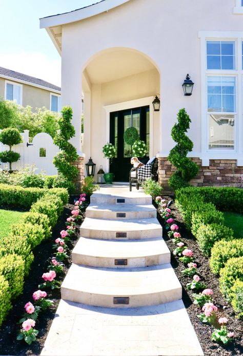 Spring Porch Ideas, Add Curb Appeal, Front Yard Design, Front Porch Ideas Curb Appeal, Front House Landscaping, Home Landscaping, Front Yard Garden, Small Backyard Patio, Yard Design