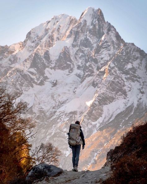 Mountain Hiking Aesthetic, Hiking Picture Ideas, Funny Hiking Quotes, Trekking Photography, Monte Everest, Annapurna Base Camp, Everest Base Camp Trek, Hiking Photography, Camping Aesthetic