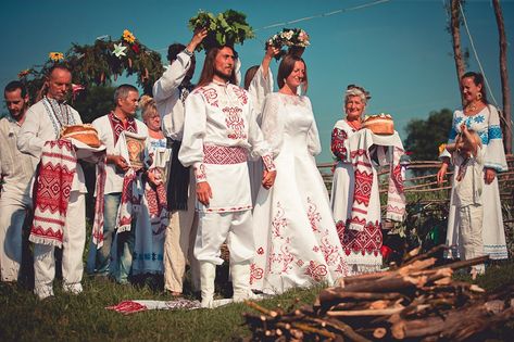 russian-wedding-photography-samples Russian Wedding Traditions, Russian Wedding Dress, Slavic Wedding, Slovak Wedding, Mommy Kissing Santa Claus, European Wedding Dresses, Ukrainian Wedding, Folk Wedding, Pagan Wedding