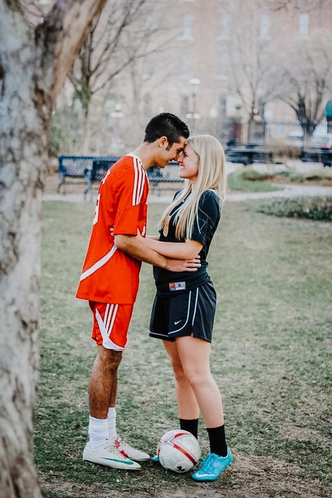 soccer couple aesthetic Soccer Couple Pictures, Soccer Relationships, Football Relationship Goals, Cute Soccer Couples, Football Relationship, Soccer Couples, Prom Pictures Couples, Football Couples, Prom Couples