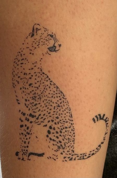 Cheetah Tattoo For Women Sleeve, Cheetah Tattoo For Women, Fineline Tattoo Ideas, Cheetah Tattoo, Aesthetic Tattoo Ideas, Fine Line Tattoo Ideas, Pikachu Tattoo, Jagua Henna, Her Tattoo